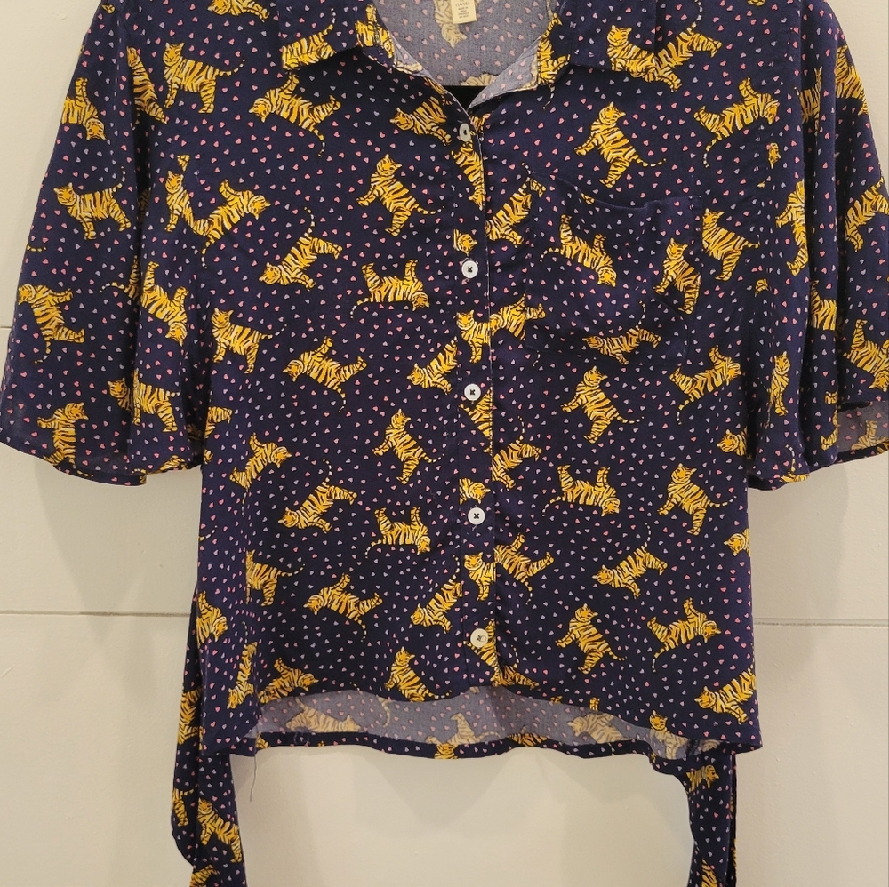 Button-Up Blouse 🐯 - Picture 7 of 7